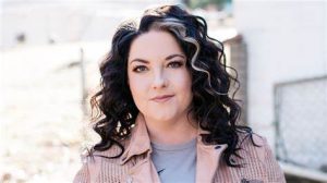 Ashley McBryde’s Soul-Baring Journey: A Masterpiece in Modern Country”