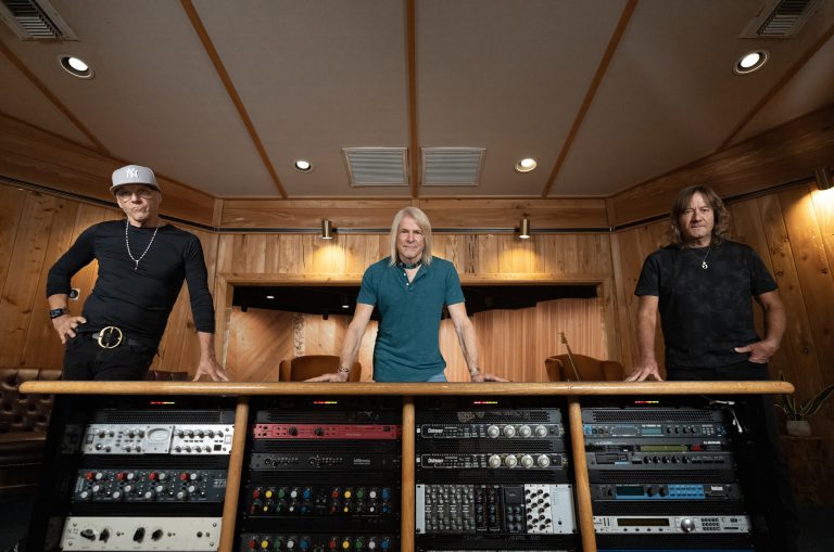 STEVE MORSE BAND – Triangulation: A Master Reborn, A Sound Like No Other