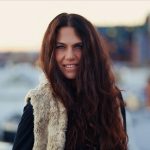 SARI SCHORR TO RELEASE HER THIRD STUDIO ALBUM, RUNNING WILD, ON 9 OCTOBER.