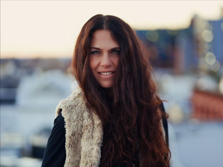 SARI SCHORR TO RELEASE HER THIRD STUDIO ALBUM, RUNNING WILD, ON 9 OCTOBER.