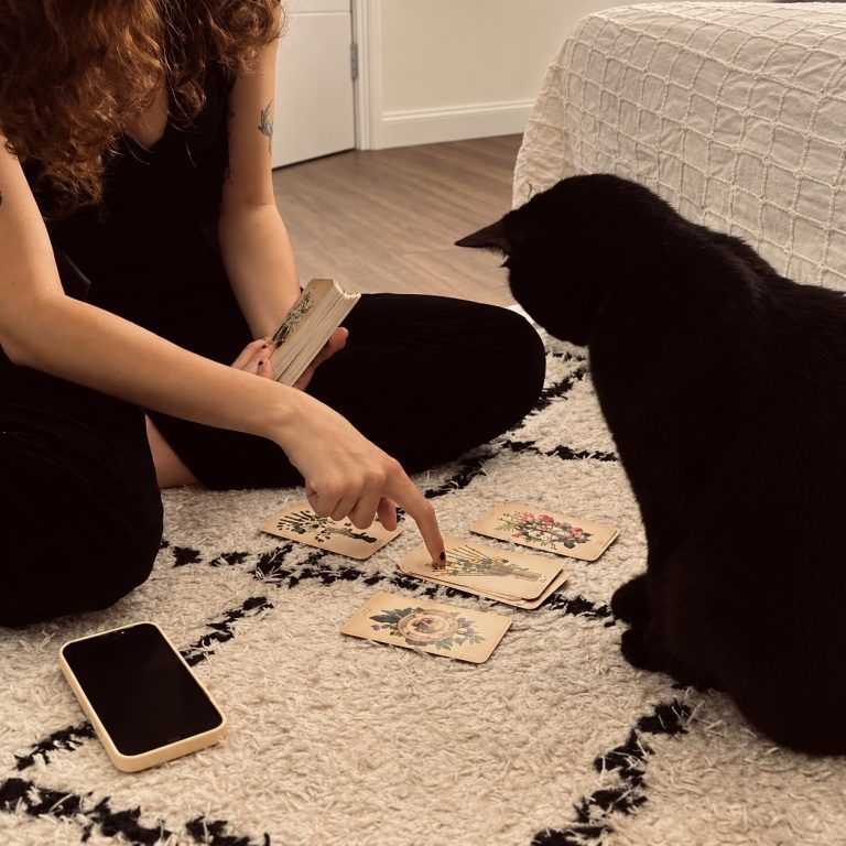 SERRA MARINHEIRO SHARES HER NEW SINGLE ‘spells in my living room’